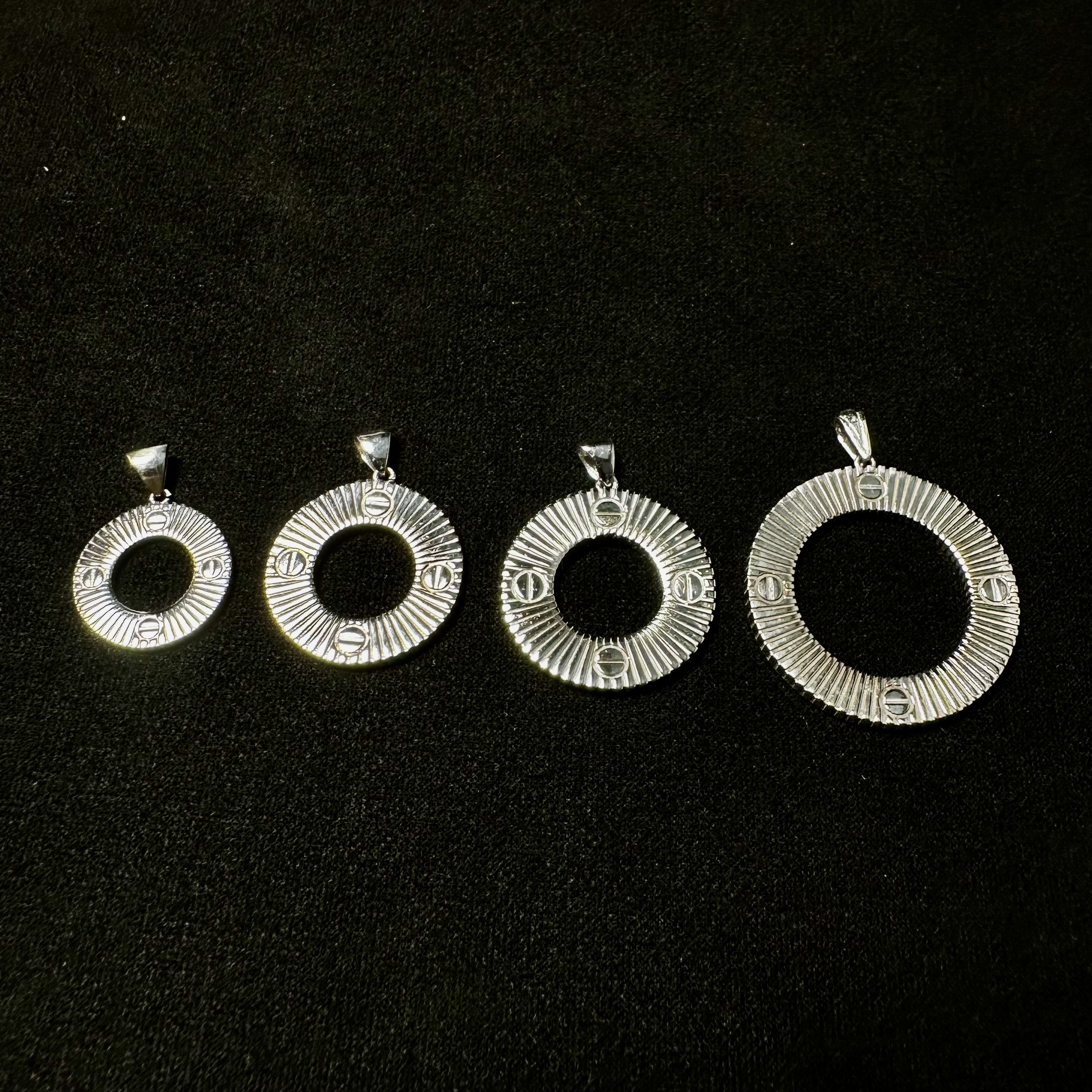 مدال کارتیر آن لیمیتد گرد سایز ۴